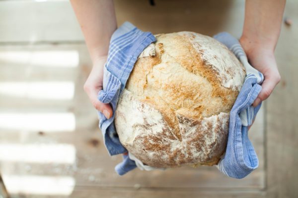 Brot Brot mit Netz kaufen - Lebensmittel im Supermarkt - wiederverwendbare Brotbeutel
