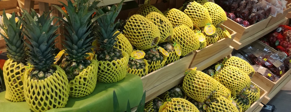 Plastikchaos im Supermarkt – Plastik überall. Unverpackt Einkaufen hier Fehlanzeige plastikfrei einkaufen ohne Verpackung - Verpackungsfrei einkaufen Tipps für ein Leben ohne Plastik Tricks EcoYou Supermarkt