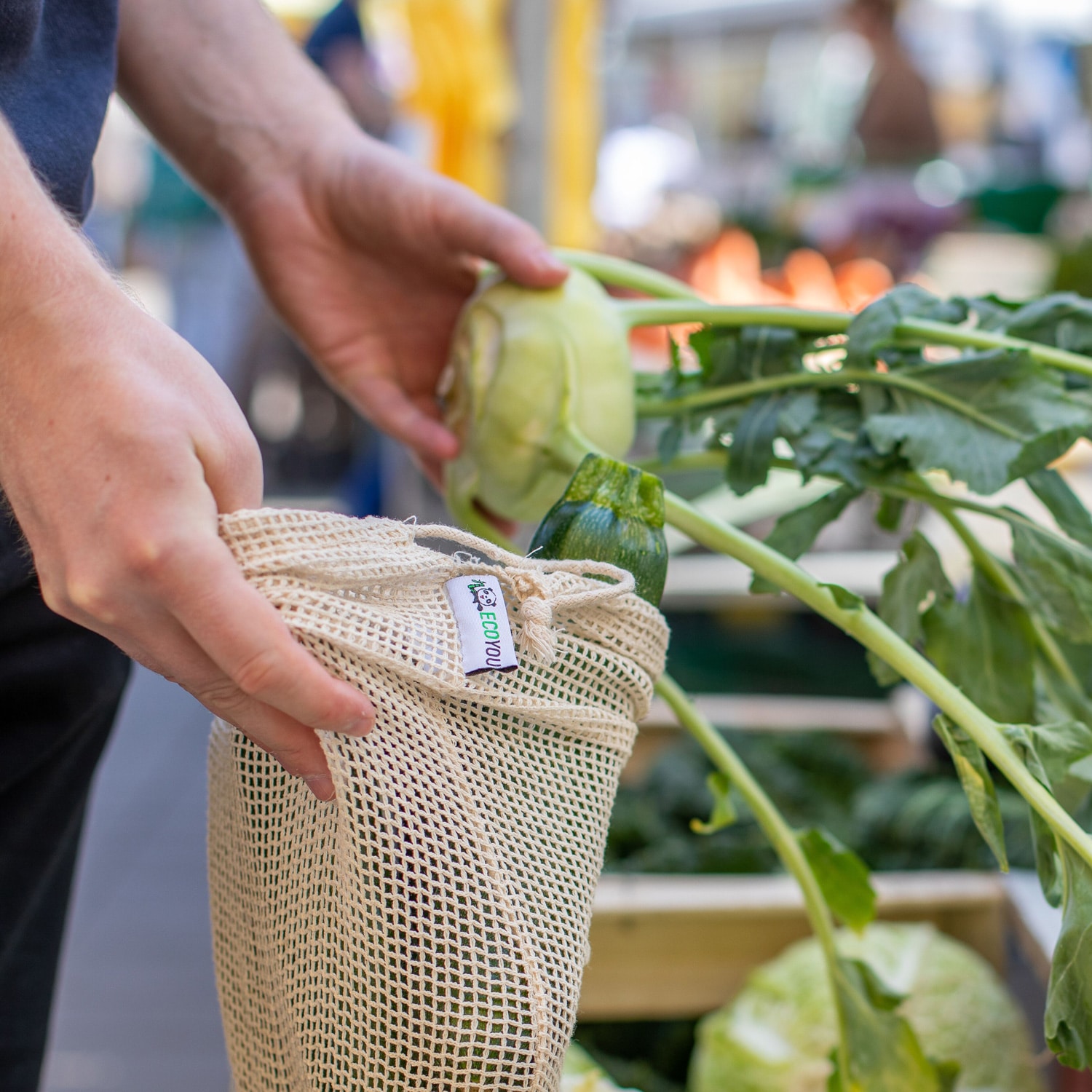 Mit Gemüsebeuteln auf dem Wochenmarkt Müllvermeidung Umweltschutz im Alltag plastikfei und müllfrei Leben Gemüsebeutel Obstbeutel Leben ohne Plastik
