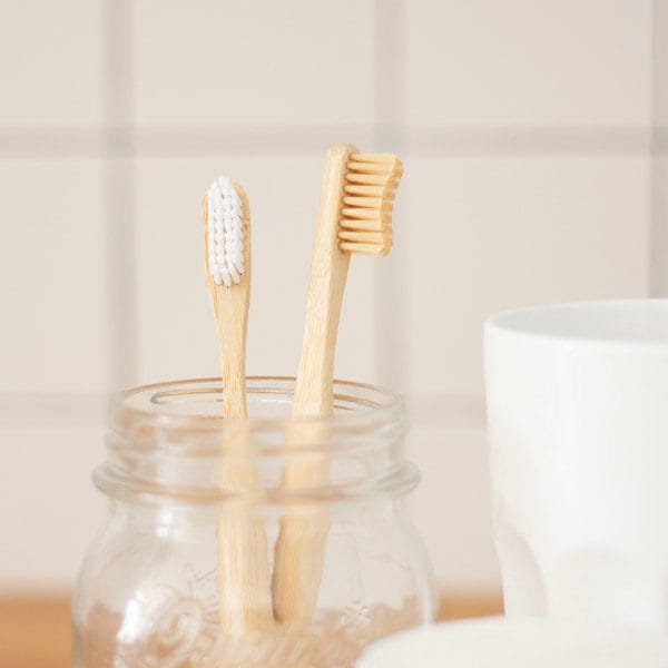 Bambus Zahnbürste für weniger Plastik im Bad bambus zahnbürste holz zahnbürste zero waste für änfänger im badezimmer