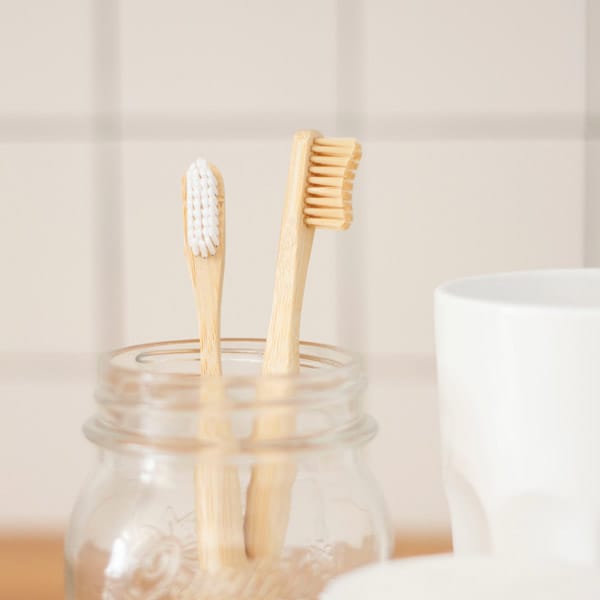 Bambus Zahnbürste für weniger Plastik im Bad bambus zahnbürste holz zahnbürste zero waste für änfänger im badezimmer