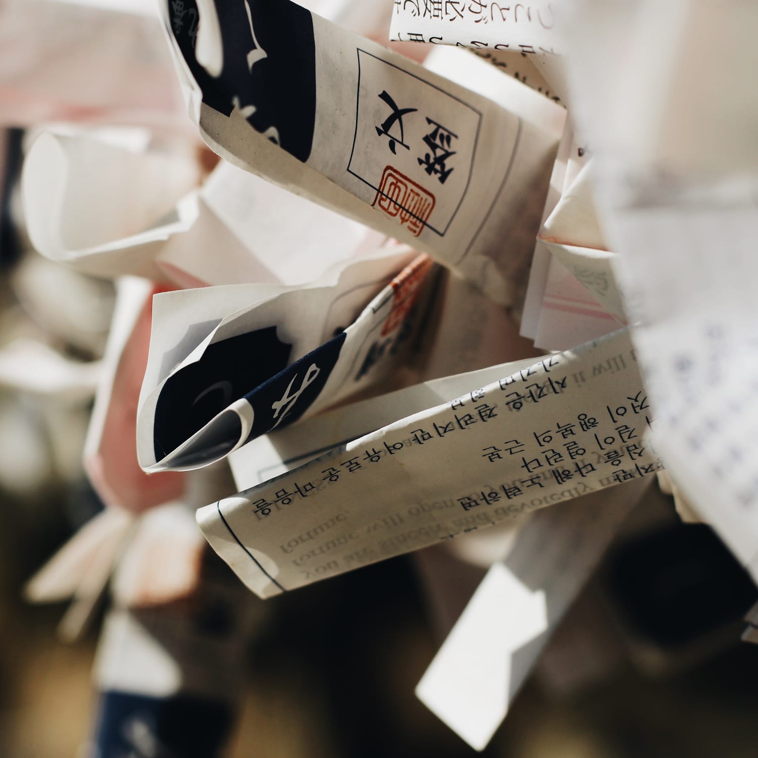 geschenke-mit-papier-verpacken Nachhaltige Geschenke Verpacken Zeitungspapier Verpackung Geschenkverpackung DIY Natur Gemüsebeutel EcoYou plastikfrei einkaufen ohne Plastik