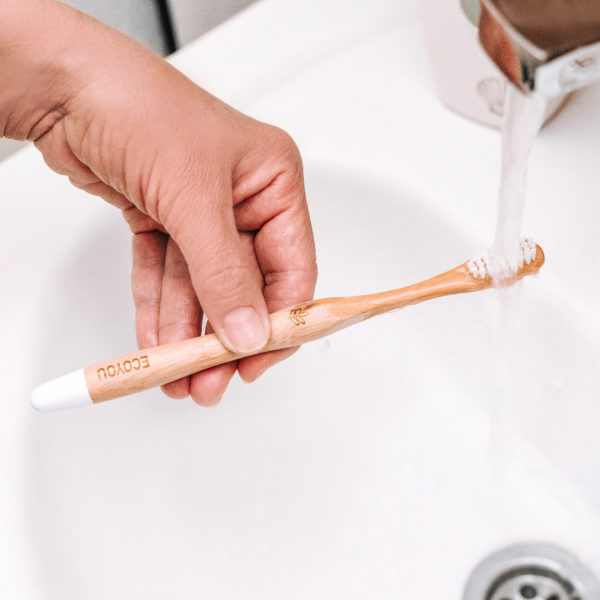 Bambuszahnbürste von EcoYou plastikfreie Zahnpflege - Frau mit Zahnbürste aus Bambus plastikfrei Leben ohne Plastik Zero Waste